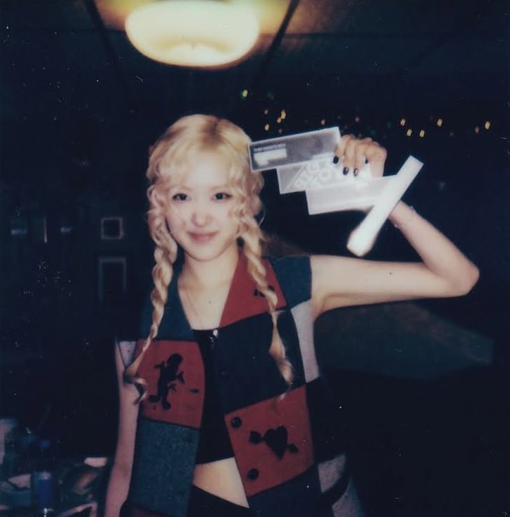 blackpinkbabo's tweet photo. Rosé ‘Vampirehollie’ IG update 🤍

“number one girl in the UK?! 🥹” https://t.co/0MZFJIJSgg