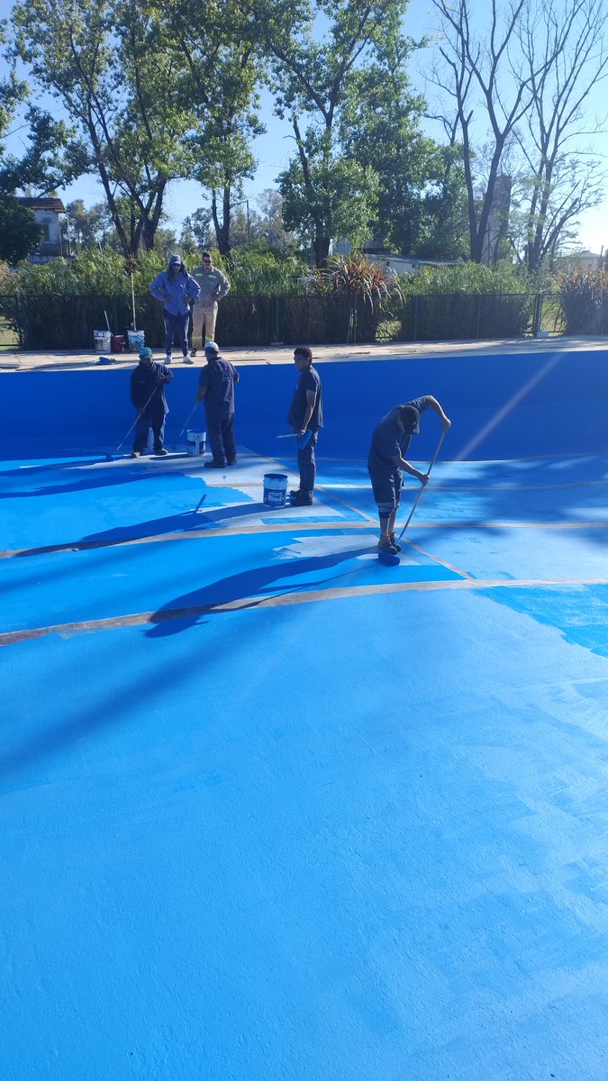 GusCisneros_'s tweet photo. El equipo que realiza mantenimiento de instituciones se encuentra poniendo a punto las piletas y espacios de los distintos polideportivos donde se desarrollarán las colonias de verano del 6 al 31 de enero.
Actualmente están en los polideportivos de Bella Vista y Vicentinos. https://t.co/QmvgAR0csi