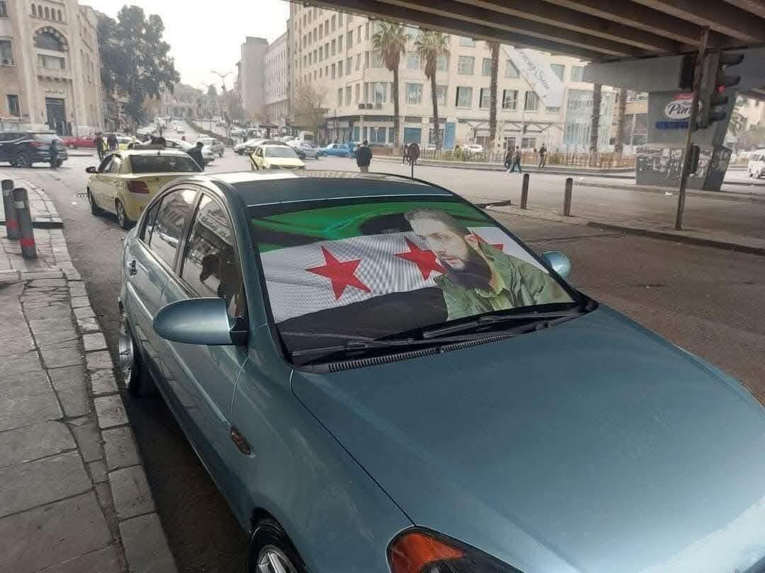 wqz_w5's tweet photo. أطالب وزارة الداخلية السورية أن توجه أجهزتها الشرطية منع تعليق هذه الصور وإلزام أصحابها على إزالتها ، لاشك لدي أن أغلبهم شبيحة مرتدون حديثاً للثورة ، كذلك نريد أن نقتلع من عقولهم ثقافة تقديس الأشخاص ونخرج عقولهم من سجون العبودية إلى نور الحرية والكرامة ، لعمى بقلكم ما اتفهكم . https://t.co/POAB4n2QTg