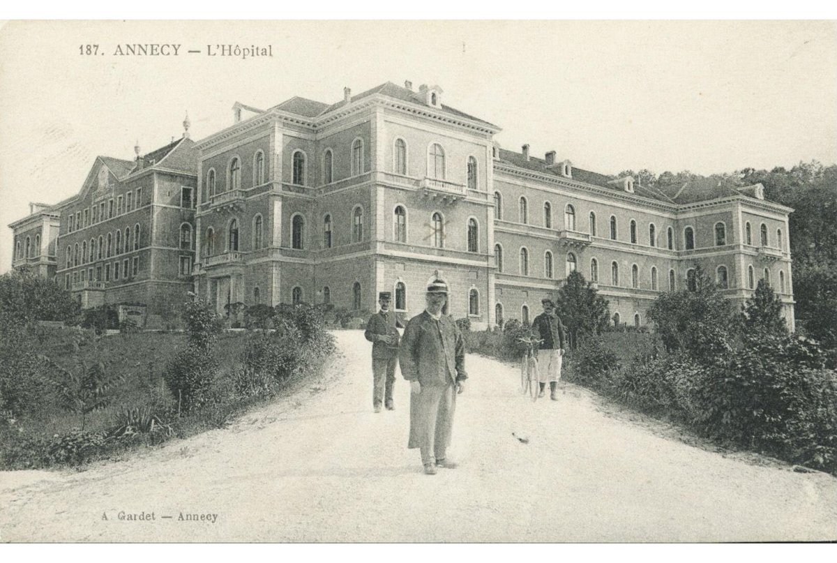 Retour dans le passé avec cette photo de l'Hôpital d'Annecy dans les années 1900. ⏳

© A. Gardet | 1900