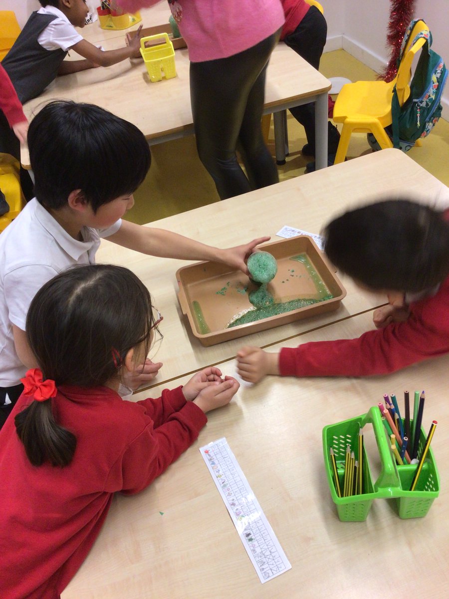 SchoolHillside1's tweet photo. P2SP took part in a ‘fizzing Christmas tree‘ experiment today. They watched the Christmas tree (bicarbonate of soda) fizz up when they added vinegar. #P2SP #science #experiment https://t.co/mNcqCz7Zh8