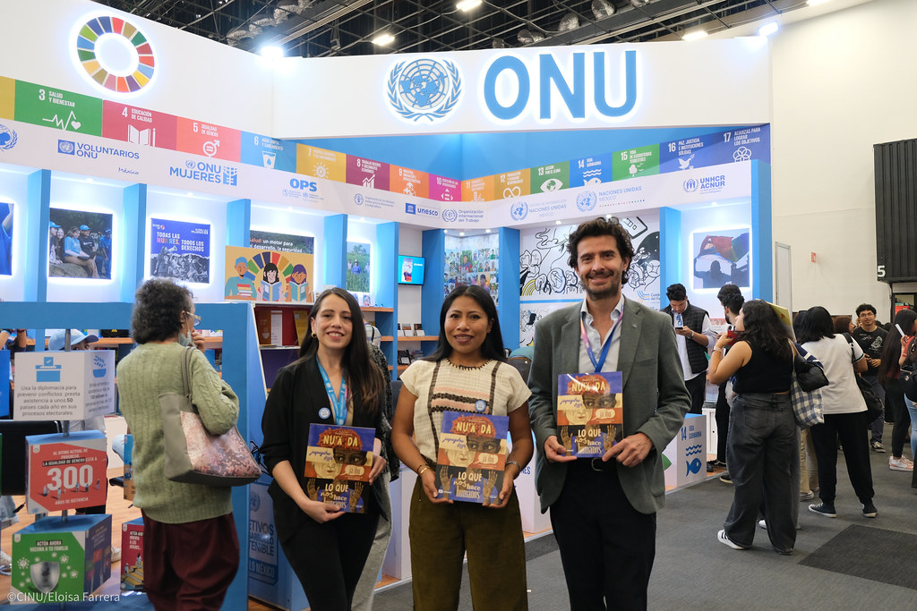 ILDecade's tweet photo. The bilingual Otomi (Hñähñu) and Spanish edition of "What Makes Us Human?" was read by UNESCO Goodwill Ambassador for #IndigenousPeoples, Yalitza Aparicio, at the Guadalajara International Book Fair. Read more here:  https://t.co/UjIWzN73FR
#IndigenousLanguage #IDIL @UNESCOMexico https://t.co/XCPNq1Tcai
