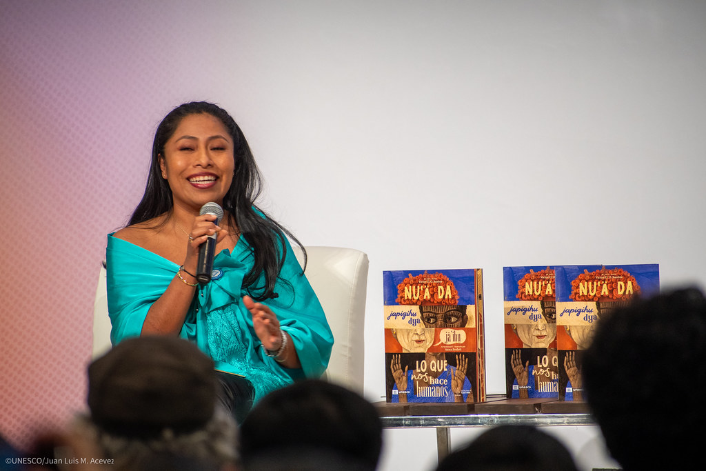 ILDecade's tweet photo. The bilingual Otomi (Hñähñu) and Spanish edition of "What Makes Us Human?" was read by UNESCO Goodwill Ambassador for #IndigenousPeoples, Yalitza Aparicio, at the Guadalajara International Book Fair. Read more here:  https://t.co/UjIWzN73FR
#IndigenousLanguage #IDIL @UNESCOMexico https://t.co/XCPNq1Tcai