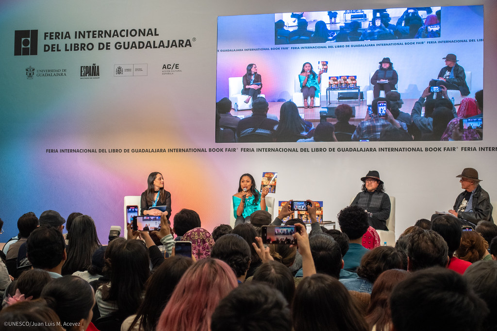 ILDecade's tweet photo. The bilingual Otomi (Hñähñu) and Spanish edition of "What Makes Us Human?" was read by UNESCO Goodwill Ambassador for #IndigenousPeoples, Yalitza Aparicio, at the Guadalajara International Book Fair. Read more here:  https://t.co/UjIWzN73FR
#IndigenousLanguage #IDIL @UNESCOMexico https://t.co/XCPNq1Tcai