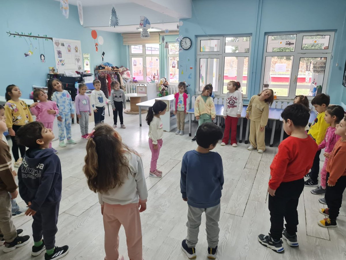 Aysepd1's tweet photo. Okulumda Sağlıklı Besleniyorum ve Fiziksel Aktivite programı kapsamında sınıf içi egzersizlerimiz.
@tekirdag59_hysf 
@SehitNese 
@GKirezli https://t.co/q7pEaDTn6X
