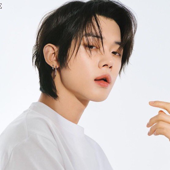loopszzn's tweet photo. Kpop idols with the most insane face cards in my opinion: a thread https://t.co/vr9ucCAqx7