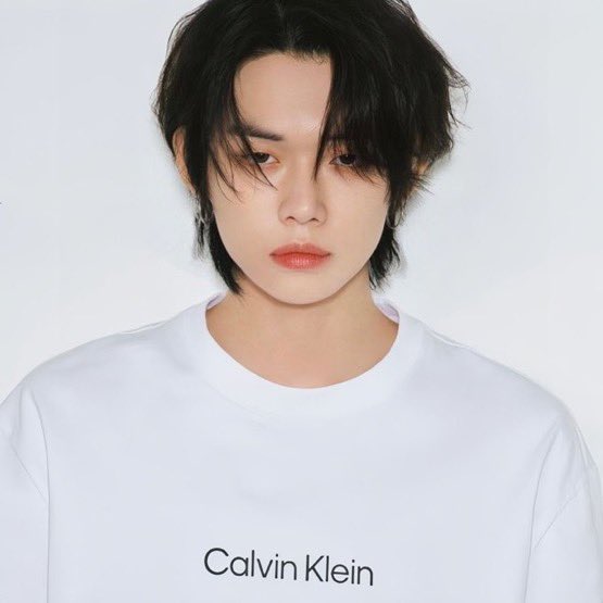 loopszzn's tweet photo. Kpop idols with the most insane face cards in my opinion: a thread https://t.co/vr9ucCAqx7