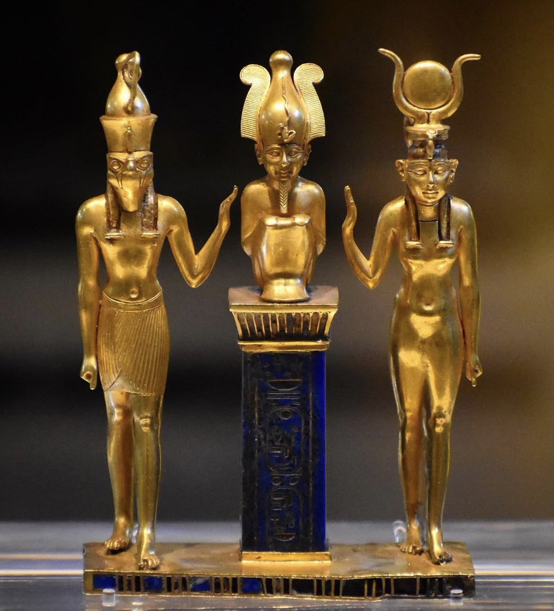 MuseeLouvre's tweet photo. #UnJourUneOeuvre/#WorkOfTheDay 

🇫🇷 Avez-vous déjà imaginé porter un bijou qui raconte une histoire millénaire❓

Ce pendentif exceptionnel, chef-d’œuvre du département des Antiquités égyptiennes, est bien plus qu’un simple ornement. Fabriqué en or, lapis-lazuli et verre, il met en scène la triade divine d’Osiris, Isis et Horus, des figures centrales de la mythologie égyptienne. Des inscriptions en hiéroglyphes sous le pendentif nous indiquent que chaque dieu est porteur d’un souhait pour Osorkon II, Pharaon de la 22ème dynastie.   

📍 Venez le découvrir : Aile Sully, salle 643 
∴
🌍 Have you ever imagined wearing a piece of jewelry that tells a story that goes back thousands of years❓

This exceptional pendant, a masterpiece from the Department of Egyptian Antiquities, is much more than a simple ornament. Made of gold, lapis lazuli and glass, it embodies the divine triad of Osiris, Isis and Horus, key figures in Egyptian mythology. Hieroglyphic inscriptions beneath the pendant tell us that each god carries a wish for Osorkon II, Pharaoh of the 22nd dynasty.

📍 Come and discover it: Sully Wing, room 643