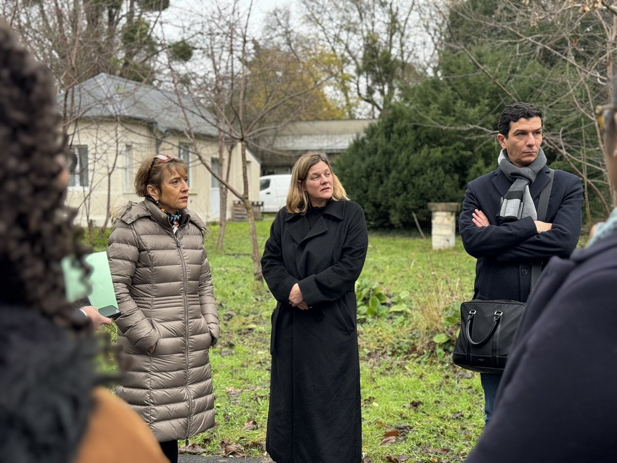 Prefet94's tweet photo. #Hébergement | Véronique Deprez-Boudier, préfète déléguée pour l’#égalitédeschances, a visité le centre d’hébergement d’urgence d’@EMMAUSolidarite La Pépinière, situé à Saint-Maur-des-Fossés, en présence du directeur général de l’association.

Implanté sur un site exceptionnel, ce centre, financé entièrement par l’État, accueille chaque année depuis plus de 3 ans plus de 150 personnes nécessitant une solution de logement urgente.

Travailleurs sociaux et bénévoles sont mobilisés pour accompagner les résidents et leur permettre une réinsertion socio-professionnelle. Merci pour leur engagement au quotidien.