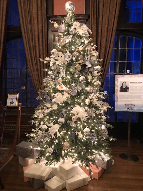 NewsCarryon's tweet photo. Stunning holiday display @CasaLomaToronto.  New this year, displays inside the Great Hall, Study, Library...perfect addition to Christmas plans! @LibertyGroup #TorontoChristmas @SeeTorontoNow https://t.co/crA5f03xdb