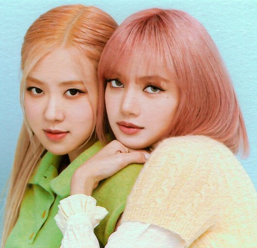 viraltakes's tweet photo. Rosé reveals when APT. came out, Lisa video-called her and they talked for 2 hours, even making ramen together.

Rosé told her, “Lisa, to be honest, a lot of people contacted me but I’m only talking to you.” https://t.co/blyx0CIUNx