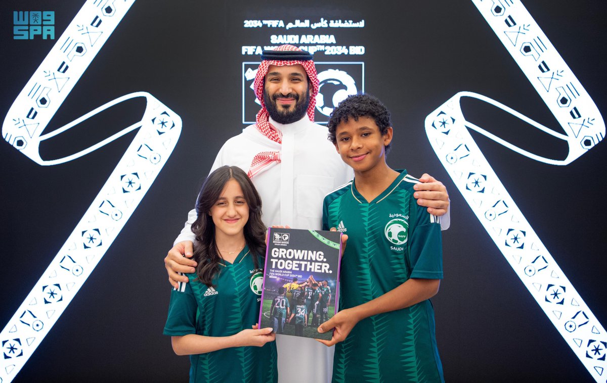 spagov's tweet image. سمو #ولي_العهد يُشدد على عزم المملكة الكبير بالمساهمة الفعّالة في تطوير لعبة كرة القدم حول العالم، ونشر رسائل المحبة والسلام والتسامح، متسلحة بقدراتها وإمكاناتها الكبيرة، علاوة على طاقات شعب المملكة وهممهم العالية لتحقيق الصعاب، والتي كان أحد ثمارها الفوز بملف استضافة…