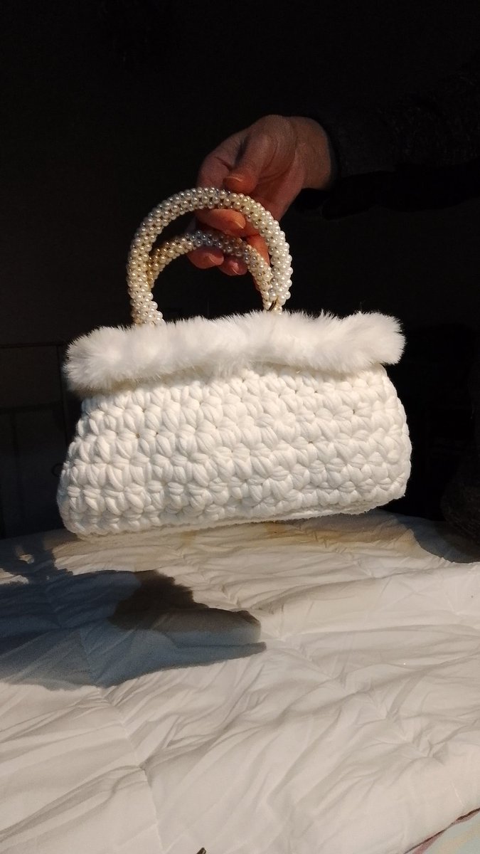 LittleCatYarn's tweet photo. Per capodanno una borsetta a crochet con manici in perle e pelliccetta
#11dicembre #crochetting #style #modadonna #luxurybrand #knittingstyle https://t.co/MBQhzVfL6N