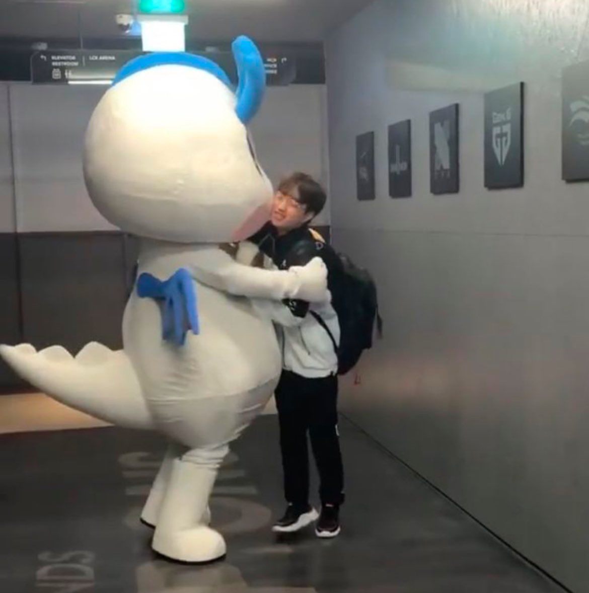 사람이어떻게이렇게깨물어주고싶게생겻지