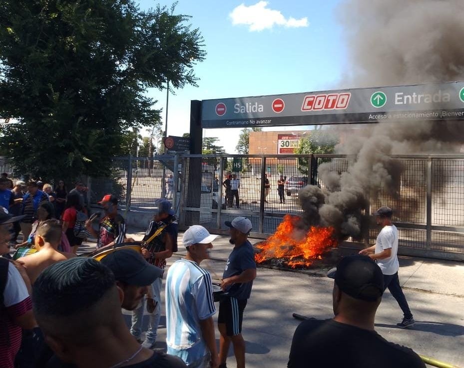 Noldor98800's tweet image. 🔥DICIEMBRE CALIENTE🔥 la gente se agolpa en los supermercados para pedir comida, mientras Javier Milei inaugura un Coto vacío, la gente no puede comprar para comer