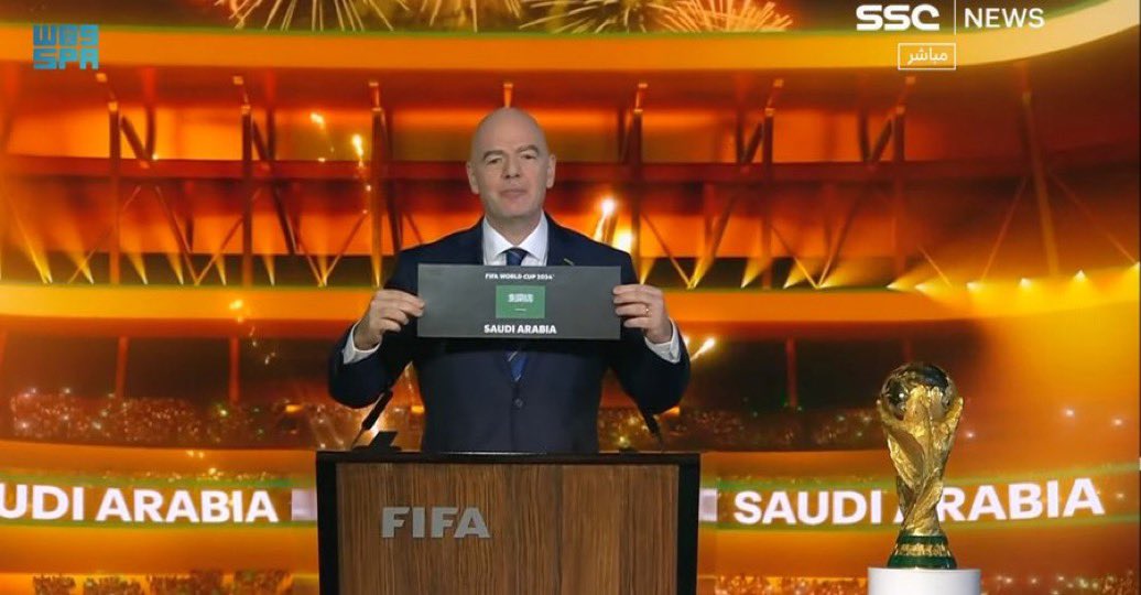 ستكون المملكة أول دولة في التاريخ تستضيف بمفردها النسخة الأكبر من بطولة كأس العالم، التي ستشهد مشاركة (48) منتخبًا وطنيًا في (5) مدن هي: الرياض، وجدة، والخبر، وأبها، ونيوم، بعد إقرار النظام الجديد للبطولة من الاتحاد الدولي لكرة القدم في وقت سابق.

 #أهلًا_بالعالم
#معًا_ننمو