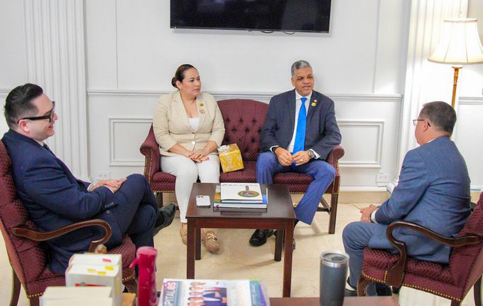 Presidentes del <a href="/PARLACEN/">PARLACEN</a> HD Carlos Hernández y del Senado de Puerto Rico, Senador José Luis Dalmau Santiago, junto a colegas Vicepresidente HD Ramón Emilio Gori y HD Cecilia Rivera; hablaron sobre designación de Observadores Permanentes, para desarrollar acciones conjuntas