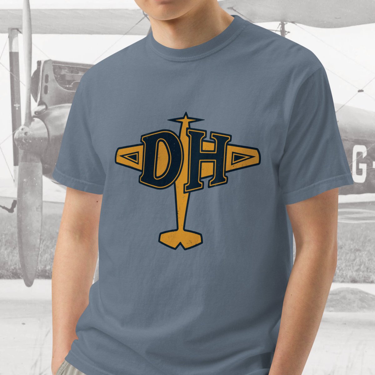 909ApparelCo's tweet photo. This lesser-known 1928 de Havilland Logo adorned the wing struts of the DH.60 Gipsy Moth Biplane. We've recreated it faithfully for this rather Special T-Shirt: https://t.co/Gkg0o1x344 

#dehavilland #dh60gipsymoth #avgeek #biplanes #gipsymoth #biplane #aviation #909apparel https://t.co/7mDBtZMvGD