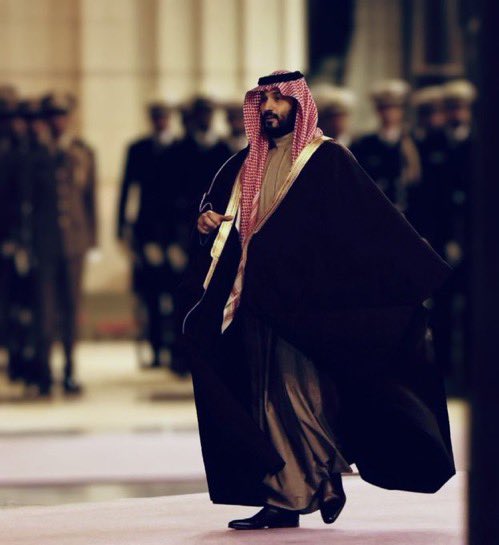 ترى النّاس ما سِرنا يَسيرون خَلفنا
وإن نحنُ أومأنا إلى النّاس وقّفُوا !