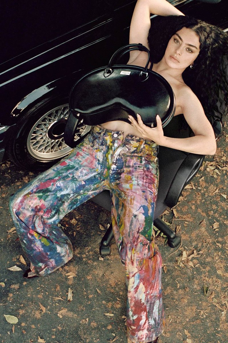 ElectricFeelMag's tweet photo. Charli XCX ist das neue Gesicht von Acne Studios –  Sieh dir die Kampagne an: https://t.co/6WwaT2k1bW https://t.co/VziExNHNPu