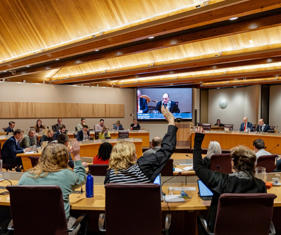 Maandagavond 16 december neemt de gemeenteraad vanaf 19:30 uur in de Raadzaal besluiten over onder andere de gebiedsvisie Zuidwesterlijk Kwadrant.  
➡️Meer weten over de agenda? Of weten hoe je de raad iets mee kunt geven? Kijk dan op de website 🔗 obi41.nl/6tn4m7nh #zgr