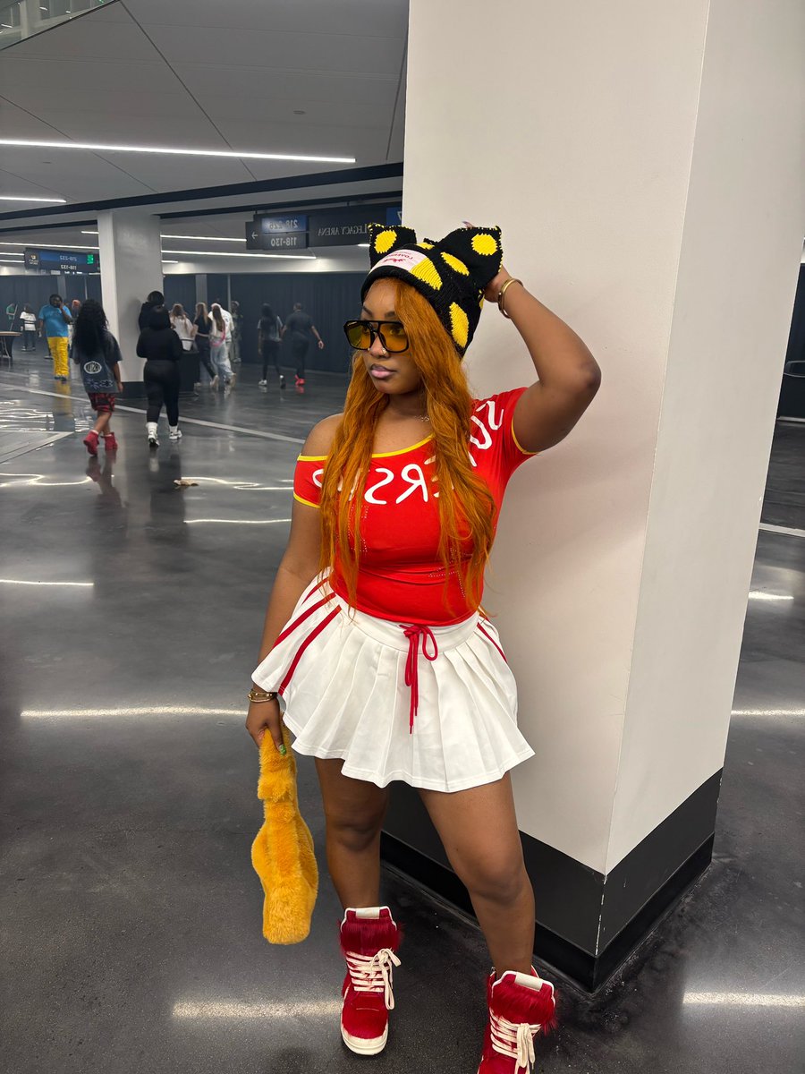asiaamayy's tweet photo. she wasn’t even half of me 😍😍😘
#lastlaptour
#rodwaveconcert https://t.co/vuyHv7RLhL