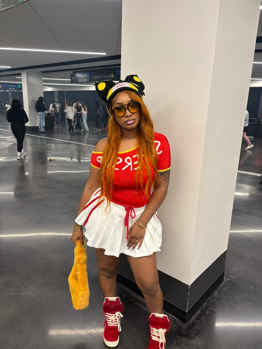 asiaamayy's tweet photo. she wasn’t even half of me 😍😍😘
#lastlaptour
#rodwaveconcert https://t.co/vuyHv7RLhL