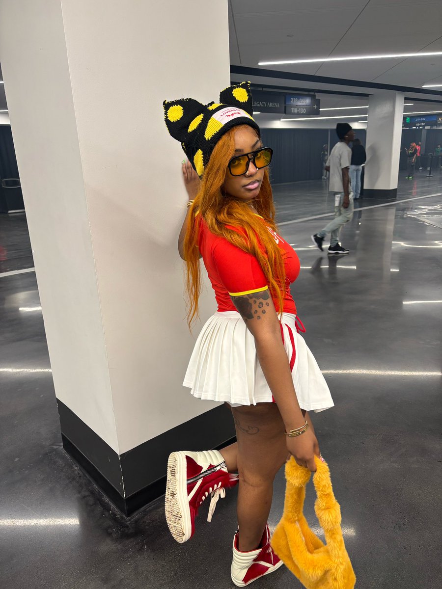 asiaamayy's tweet photo. she wasn’t even half of me 😍😍😘
#lastlaptour
#rodwaveconcert https://t.co/vuyHv7RLhL
