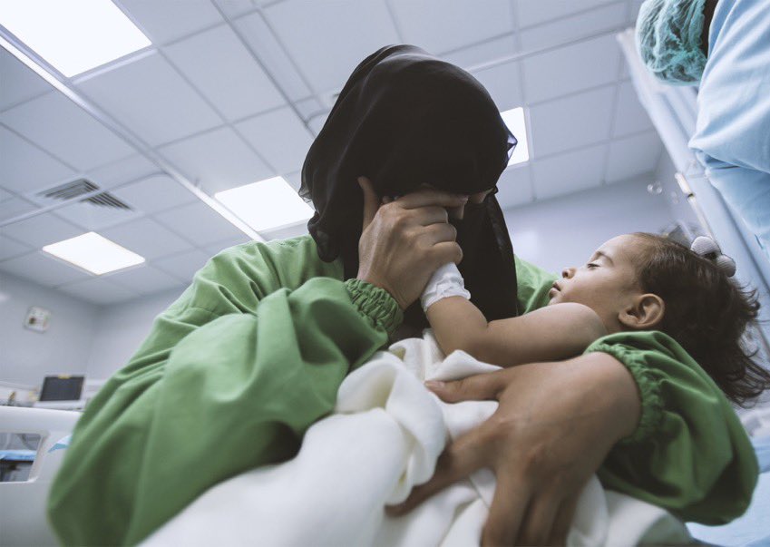 alk3aam's tweet photo. فرحة وبكاء أم مصرية بعد نجاح العملية الجراحية التي اجراها الفريق الطبي السعودي التطوعي لابنتها وكانت عملية صعبة واستمرت 8 ساعات.

هذه العملية واحدة من 66 عملية لجراحة القلب المفتوح والقسطرة للأطفال، نفذها الفريق الطبي التطوعي السعودي في مدينة المنصورة، مصر

وكانت خلال الفترة من 30 نوفمبر وحتى 6 ديسمبر 2024م

ولا علاقة لهذه العمليات بالعمليات الكثيرة السابقة التي اجراها الفريق السعودي التطوعي في الإسكندرية والزقازيق وغيرها من انحاء مصر.