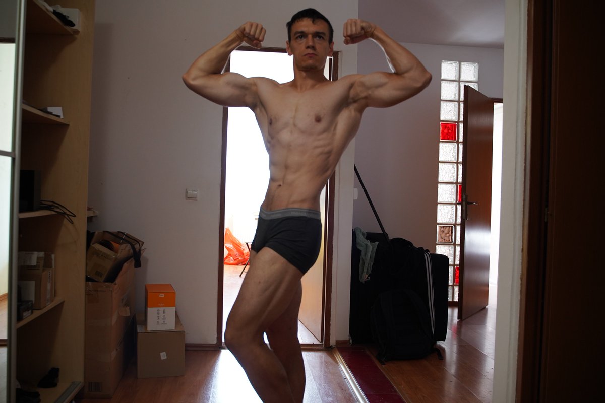 NAndreicu's tweet photo. As a video editor, you have no excuses for not being jacked.  

Do you want to get muscular?  

If yes keep reading.  

We all know that sitting at a desk all day is not healthy.

So taking walks and stretching can help.  

However, you can do way better than that.  

Instead of maintaining your health, why not improve it?  

Here I designed the steps you can follow (in the right order) 

so in 1 year, you’ll achieve the body you truly deserve.
