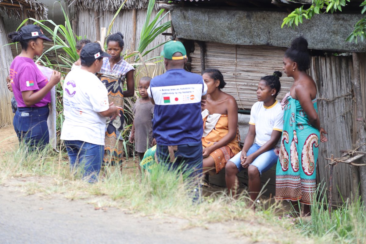 UNFPAMadagascar's tweet photo. W/ @UNFPA support, the law enforcement forces in Toamasina🇲🇬, thru #BFP &amp; #PMPM, are conducting an awareness-raising amg communities on #GBV prevention &amp; protection of minors.

The campaign is part of the #16Days, a global initiative to eradicate #violence agnst women &amp; girls. https://t.co/EpQJtj3GBE