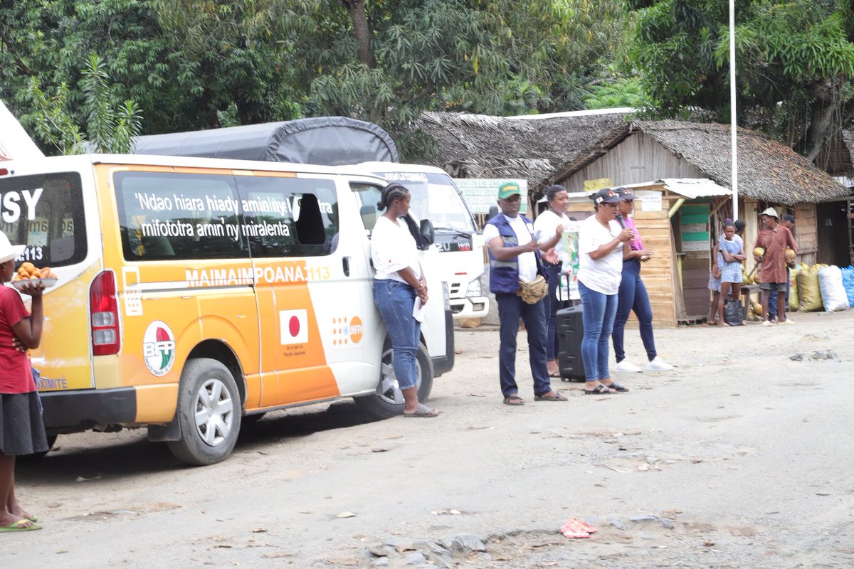 UNFPAMadagascar's tweet photo. W/ @UNFPA support, the law enforcement forces in Toamasina🇲🇬, thru #BFP &amp; #PMPM, are conducting an awareness-raising amg communities on #GBV prevention &amp; protection of minors.

The campaign is part of the #16Days, a global initiative to eradicate #violence agnst women &amp; girls. https://t.co/EpQJtj3GBE