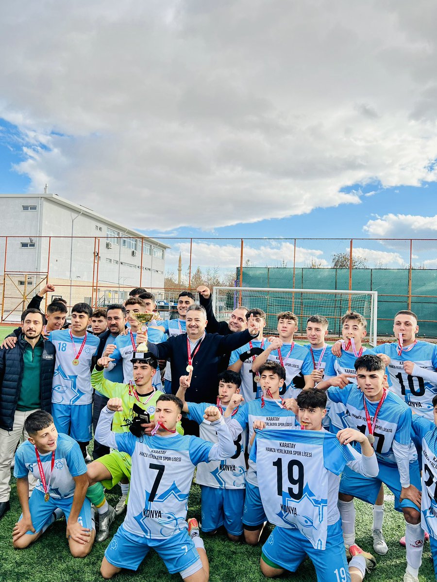 HYerlikayaSporL's tweet photo. 2024/2025 Okullar arası Genç Erkekler Futbol Takımımız KONYA Şampiyonu @karatayilcemem @TuranKAYACILAR https://t.co/GkkGcUJItm