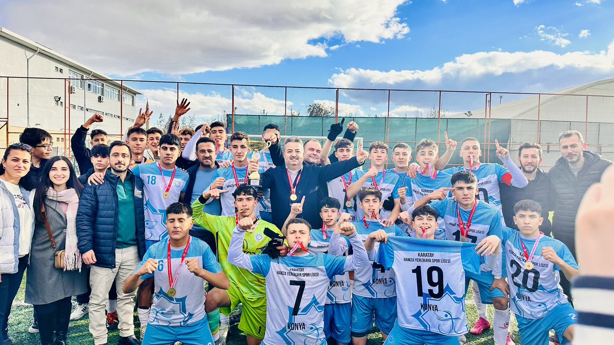 HYerlikayaSporL's tweet photo. 2024/2025 Okullar arası Genç Erkekler Futbol Takımımız KONYA Şampiyonu @karatayilcemem @TuranKAYACILAR https://t.co/GkkGcUJItm