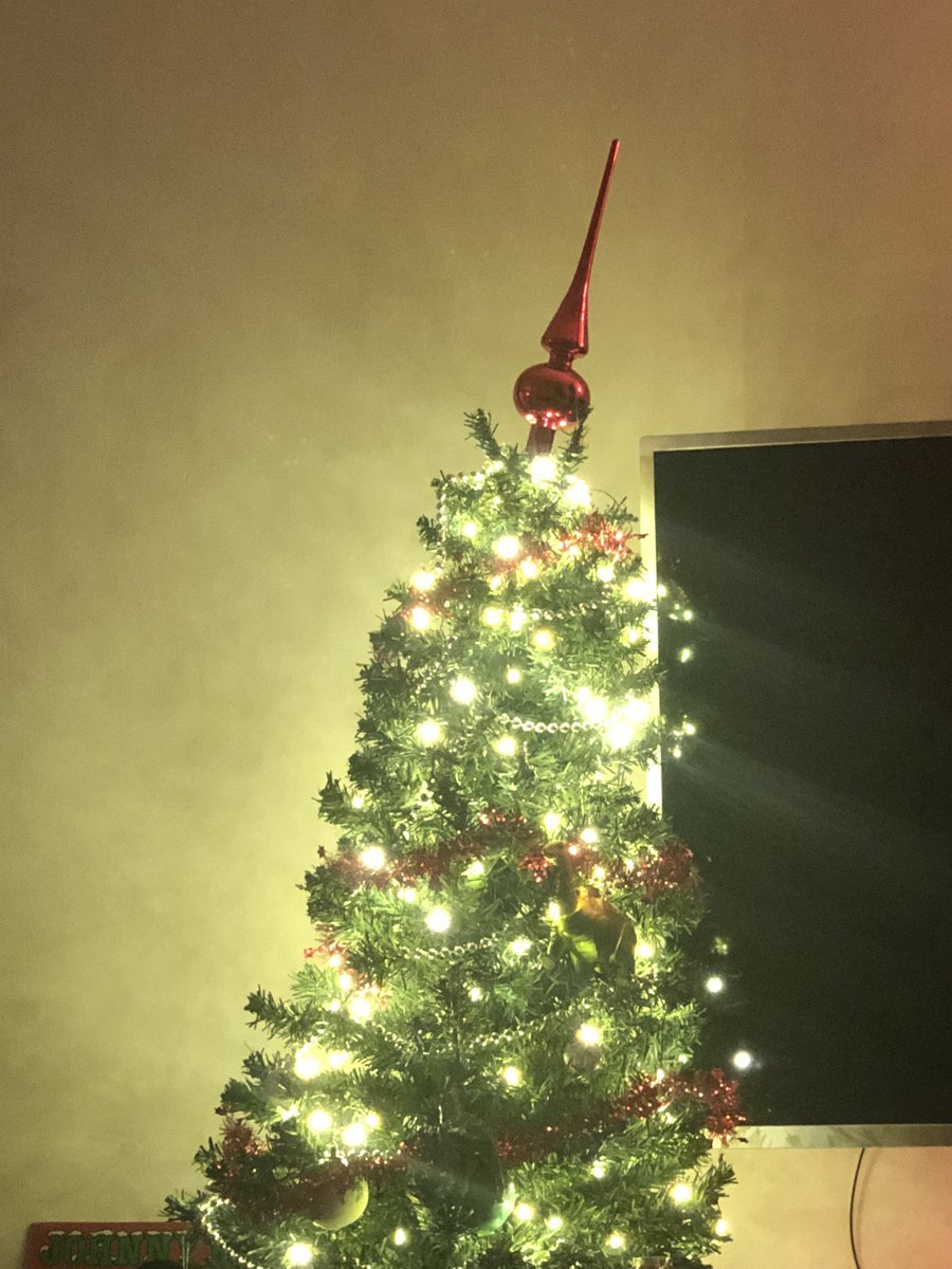 FMZ101's tweet photo. Rechter krijgen we ‘m niet, met andere woorden … de rek is er uit.

Tips voor een mooi vervangende (kleine) kunst kerstboom zijn meer dan welkom. https://t.co/6UnjuXI8BI