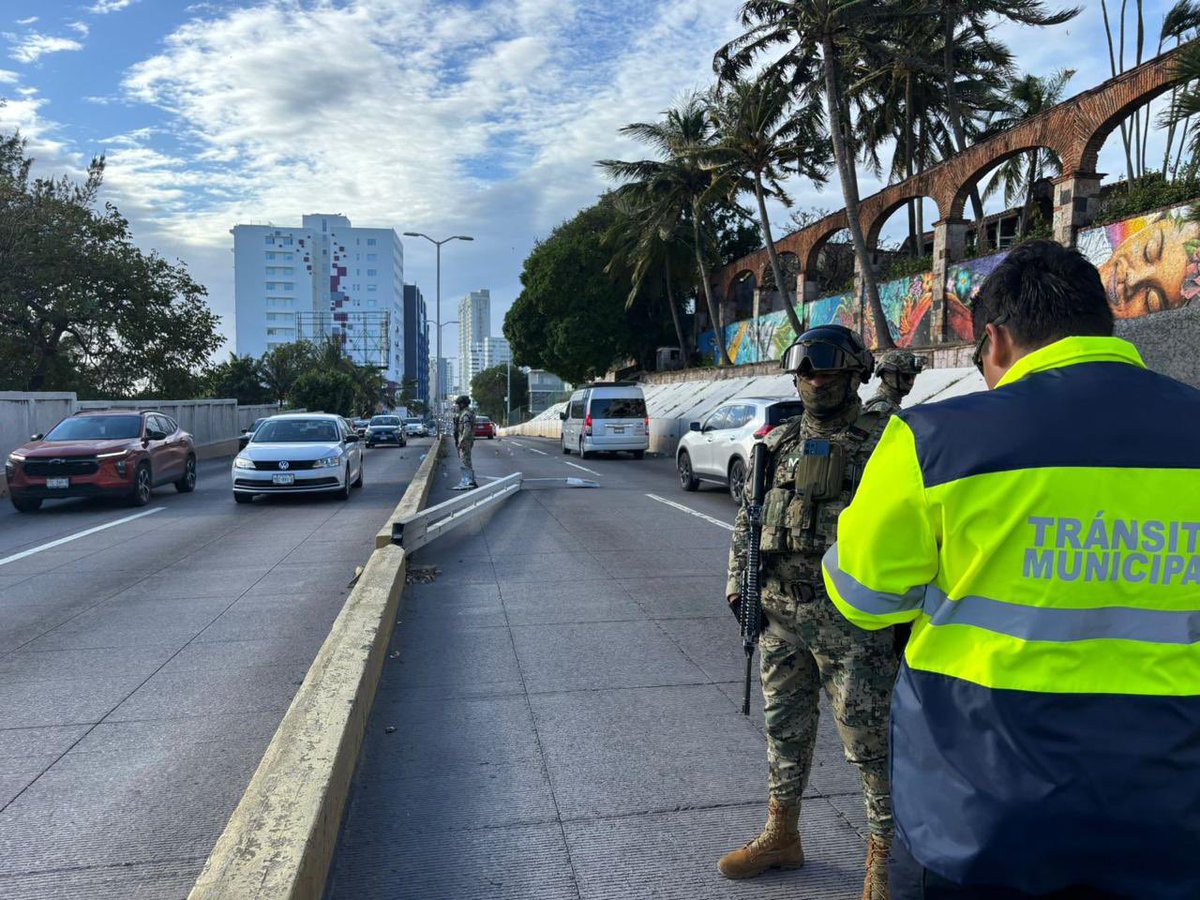 JM_UNANUE's tweet photo. Personal de la Fuerza de Tarea 24/7 implementada para atender las afectaciones por el paso del Frente Frío 14, se ha encargado de manera inmediata de distintos reportes en varios puntos de la ciudad. https://t.co/B172Nh7RbE