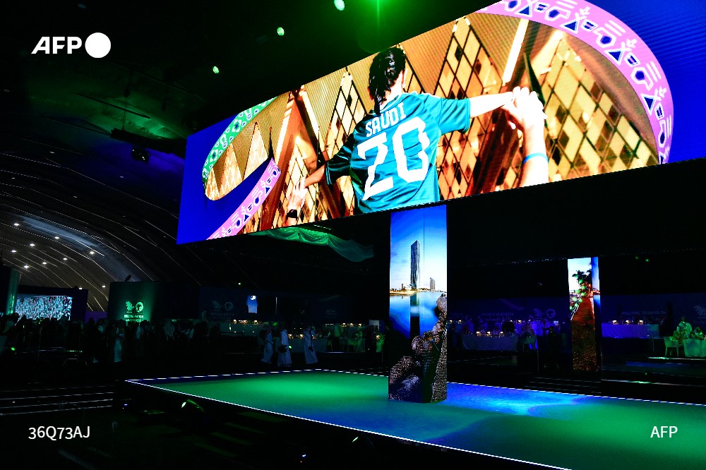 afpfr's tweet photo. ⚽ 🇸🇦 La Fifa a attribué l'organisation du Mondial-2034 de football à l'Arabie saoudite, en dépit des critiques sur les droits humains #AFPSports https://t.co/DoIOWXyBT3
