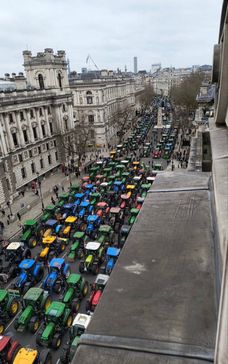 London today. Wow. 
🚜🚜🚜🚜
<a href="/NoFarmsNoFoods/">No Farmers, No Food</a>