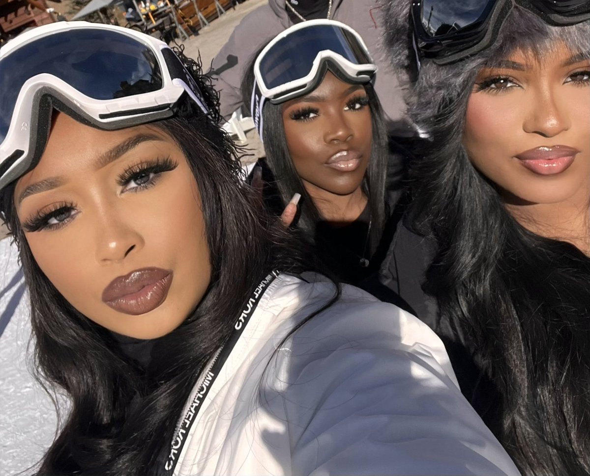 alexissjohnson_'s tweet photo. Ski trip with the girls 🍸❄️🎿 https://t.co/w7iOOQiUyt