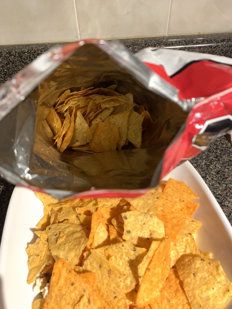 Miss_Becken's tweet photo. @Sabritas_mex @Doritos_Mx @Doritos 
En que mundo los doritos no saben a queso y son unos totopos  cualquiera sin sabor! 
Pésimo control de calidad! Años comprando mis doritos favoritos y JAMÁS HABÍA PASADO ESTO! Quiero los doritos de queso que pague!!! 😡 https://t.co/AKwSKfCXbI