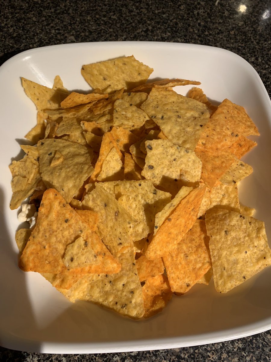 Miss_Becken's tweet photo. @Sabritas_mex @Doritos_Mx @Doritos 
En que mundo los doritos no saben a queso y son unos totopos  cualquiera sin sabor! 
Pésimo control de calidad! Años comprando mis doritos favoritos y JAMÁS HABÍA PASADO ESTO! Quiero los doritos de queso que pague!!! 😡 https://t.co/AKwSKfCXbI