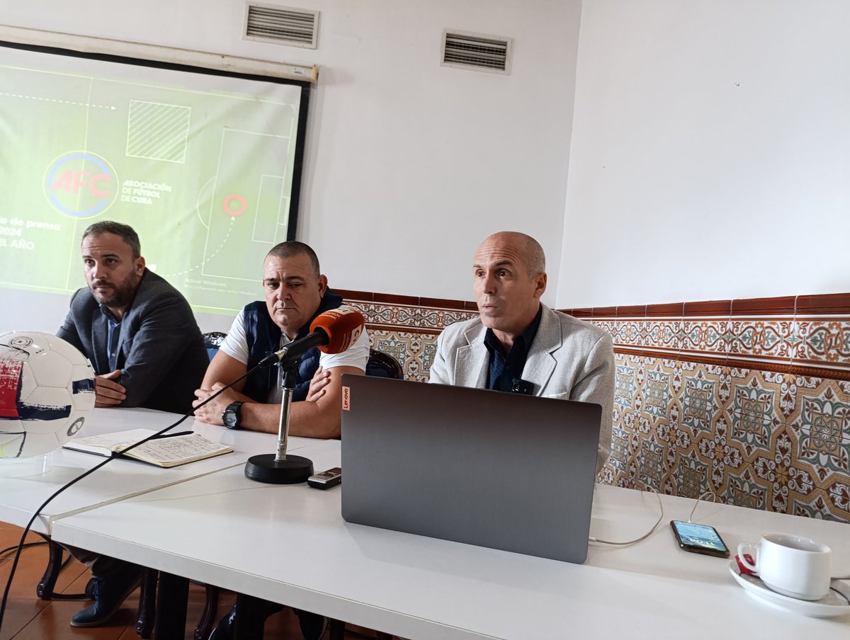 PeriodistaRaul's tweet photo. Comparecen ante los medios las principales autoridades de la Asociación de Fútbol de Cuba y el seleccionador nacional.
Serán anunciados los mejores atletas de ese deporte en el año.
Además se realizará un resumen del trabajo en el año 2024 y anunciarán la ruta crítica para 2025. https://t.co/qTuDRtnN01