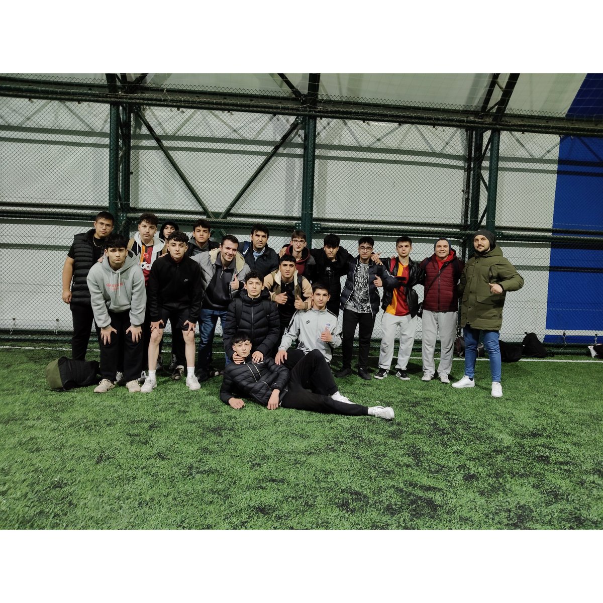 Okulumuz öğretmenleri ile öğrencileri halı saha etkinliğinde bir araya geldi. Öğretmenler Takımı, Öğrenciler Karması'nı mağlup etti.