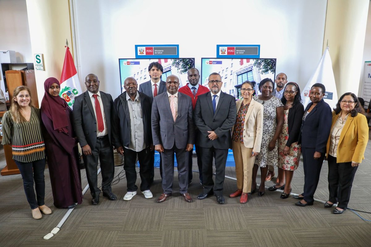 En representación del ministro <a href="/cvasquezsanchez/">César Vásquez 🇵🇪</a>, el viceministro Ricardo Peña recibió a una delegación de funcionarios del Gobierno de Kenia, quienes visitaron la sede principal del Minsa para conocer sobre los programas presupuestales que ejecuta el sector salud para combatir la