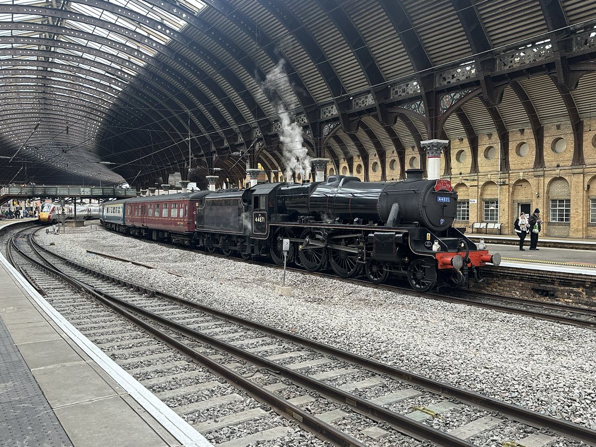 AllsoppKyle's tweet photo. boss 5 44871 stands in platform
5 after working 1Z21 Norwich to York https://t.co/RSBAhi1wVk