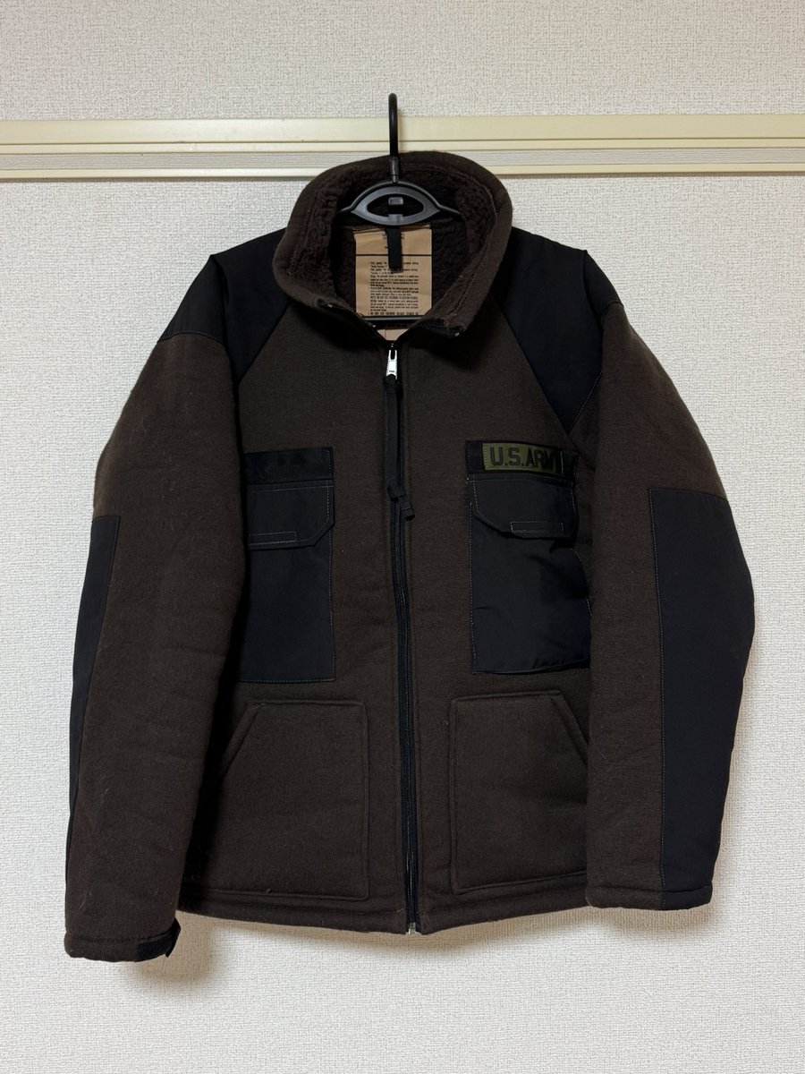 LII00604165's tweet image. お久しぶりです

最近縁あってECWCS gen1のデッドストックセットを購入しました🤤
古品でも良いかなと考えていたのですが、やっぱりデッドストックですね。

フリースはgen3と悩みましたが、gen1の所謂ベアージャケットです。
毛玉が出来るわモコモコして動き難いわと大変ですが大切にします。

#ecwcs