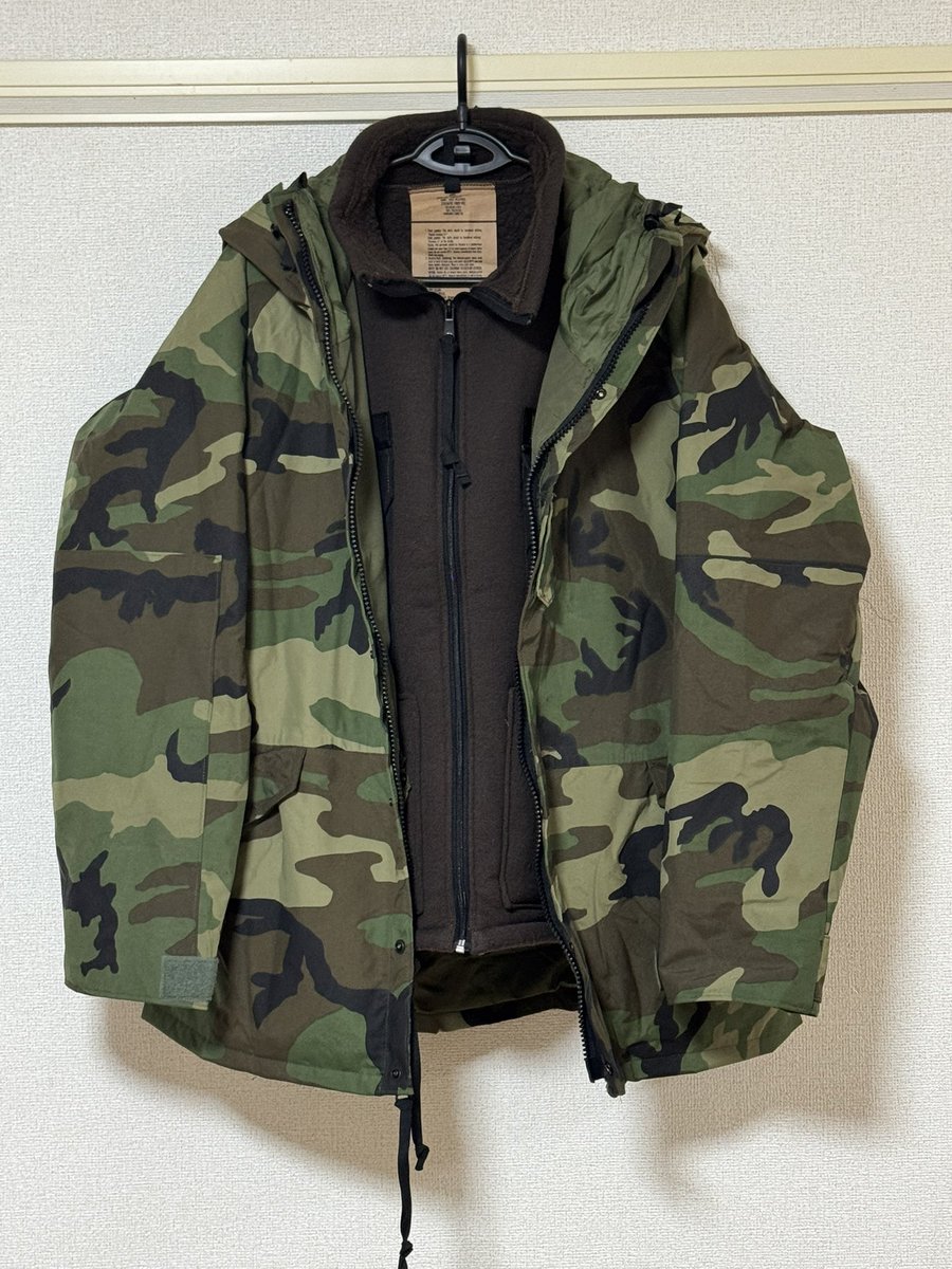 LII00604165's tweet image. お久しぶりです

最近縁あってECWCS gen1のデッドストックセットを購入しました🤤
古品でも良いかなと考えていたのですが、やっぱりデッドストックですね。

フリースはgen3と悩みましたが、gen1の所謂ベアージャケットです。
毛玉が出来るわモコモコして動き難いわと大変ですが大切にします。

#ecwcs