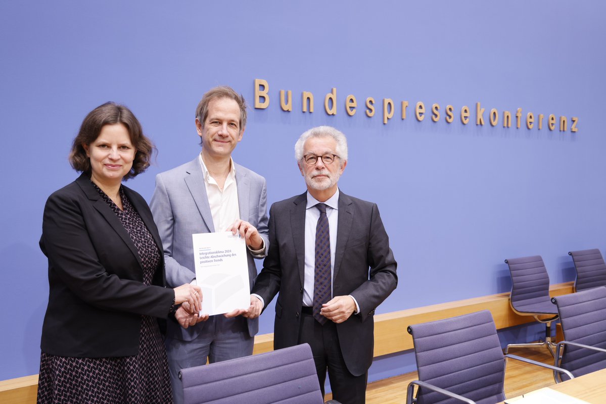 SVR Migration (@svr_migration) on Twitter photo 📊 #Integrationsklima 2024 leicht abgekühlt, Bevölkerung urteilt differenziert👇
Gestern haben Prof. Vorländer und Prof. Helbling vom #SVRMigration gemeinsam mit <a href="/Juliane_Seifert/">Juliane Seifert</a> (<a href="/BMI_Bund/">Bundesministerium des Innern</a>) das #Integrationsbarometer 2024 in der #BPK vorgestellt.
Mehr👉svr-migration.de/barometer 📊 #Integrationsklima 2024 leicht abgekühlt, Bevölkerung urteilt differenziert👇
Gestern haben Prof. Vorländer und Prof. Helbling vom #SVRMigration gemeinsam mit <a href="/Juliane_Seifert/">Juliane Seifert</a> (<a href="/BMI_Bund/">Bundesministerium des Innern</a>) das #Integrationsbarometer 2024 in der #BPK vorgestellt.
Mehr👉svr-migration.de/barometer