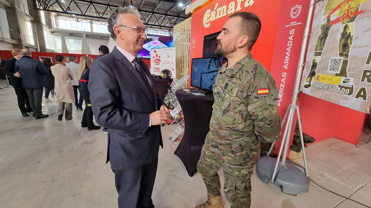 DGobExtremadura's tweet photo. 👩🎓El delegado del Gobierno en #Extremadura, @J_L_Quintana, ha participado hoy en el #TalentDay, organizado por la @CamaradeBadajoz, donde puesto en valor la cualificación y formación de los alumnos extremeños ante el reto de afrontar su futuro profesional.
https://t.co/7B03SNDj0g https://t.co/lxPxG2H8kk
