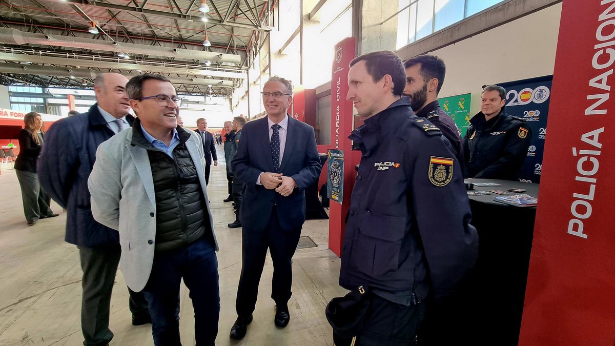 DGobExtremadura's tweet photo. 👩🎓El delegado del Gobierno en #Extremadura, @J_L_Quintana, ha participado hoy en el #TalentDay, organizado por la @CamaradeBadajoz, donde puesto en valor la cualificación y formación de los alumnos extremeños ante el reto de afrontar su futuro profesional.
https://t.co/7B03SNDj0g https://t.co/lxPxG2H8kk
